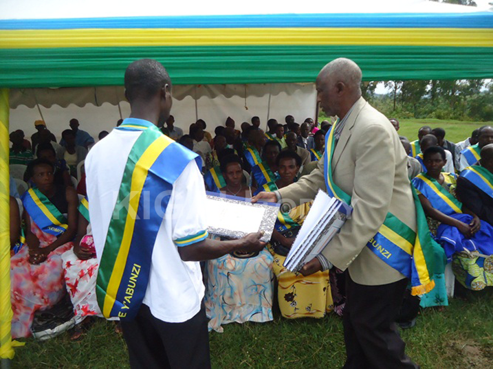 Read more about the article Ruhango: Abunzi bahawe ibikoresho